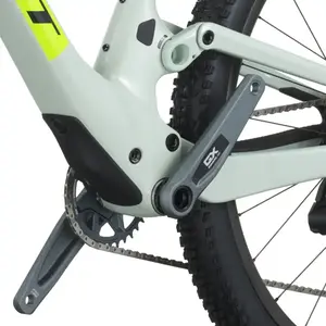 A Bicicleta SCOTT Spark RC Team Issue tem RockShox SID Select 3P, Quadro em Carbono HMF e transmissão SRAM GX AXS 12 VL.