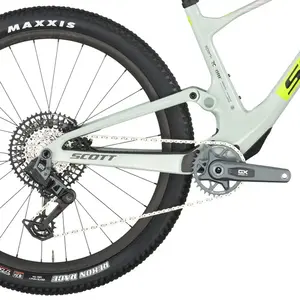 A Bicicleta SCOTT Spark RC Team Issue tem RockShox SID Select 3P, Quadro em Carbono HMF e transmissão SRAM GX AXS 12 VL.