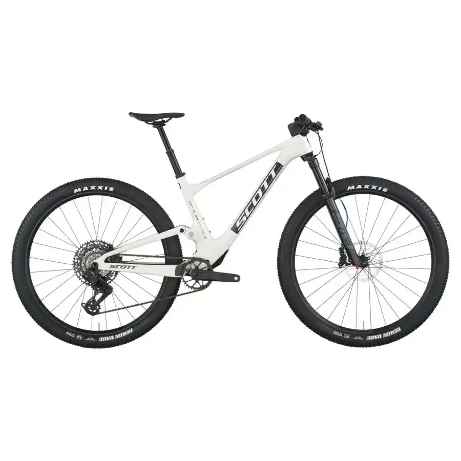 A Bicicleta SCOTT Spark RC Team tem RockShox SID 3P, Quadro em Carbono HMF e transmissão SRAM S1000 AXS 12 VL.