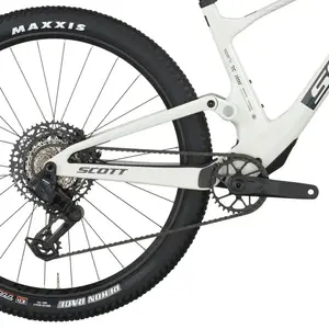 A Bicicleta SCOTT Spark RC Team tem RockShox SID 3P, Quadro em Carbono HMF e transmissão SRAM S1000 AXS 12 VL.