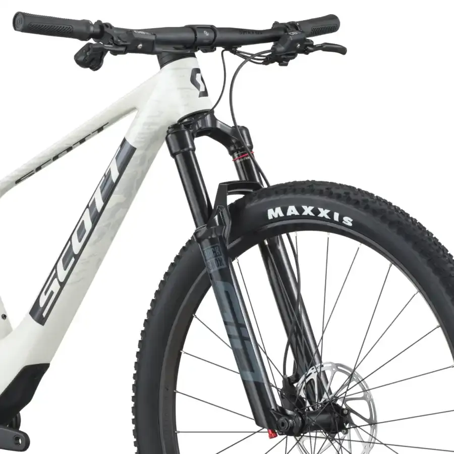 A Bicicleta SCOTT Spark RC Team tem RockShox SID 3P, Quadro em Carbono HMF e transmissão SRAM S1000 AXS 12 VL.