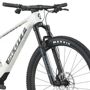 A Bicicleta SCOTT Spark RC Team tem RockShox SID 3P, Quadro em Carbono HMF e transmissão SRAM S1000 AXS 12 VL.