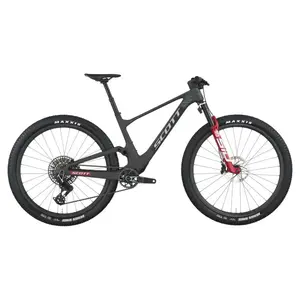 A Bicicleta SCOTT Spark RC World Cup tem RockShox Flight Attendant, Quadro em Carbono HMF e transmissão SRAM SRAM X0 AXS.