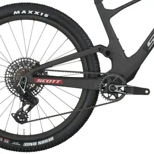 A Bicicleta SCOTT Spark RC World Cup tem RockShox Flight Attendant, Quadro em Carbono HMF e transmissão SRAM SRAM X0 AXS.