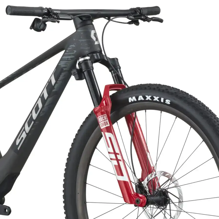 A Bicicleta SCOTT Spark RC World Cup tem RockShox Flight Attendant, Quadro em Carbono HMF e transmissão SRAM SRAM X0 AXS com potenciômetro.