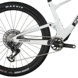 A Bicicleta SCOTT Spark RC World Cup Evo tem RockShox Flight Attendant, Quadro em Carbono HMX e transmissão SRAM XX SL AXS.