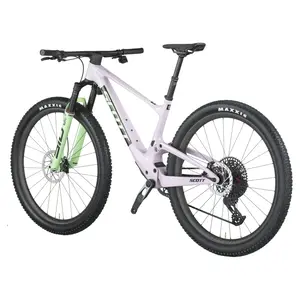 A Bicicleta SCOTT Spark RC World Cup tem RockShox Flight Attendant, Quadro em Carbono HMF e transmissão SRAM SRAM X0 AXS.
