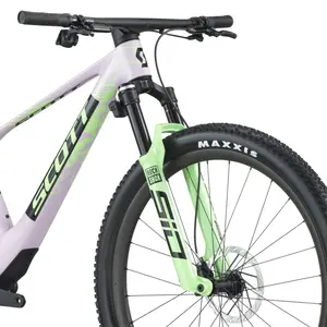 A Bicicleta SCOTT Spark RC World Cup tem RockShox Flight Attendant, Quadro em Carbono HMF e transmissão SRAM SRAM X0 AXS.