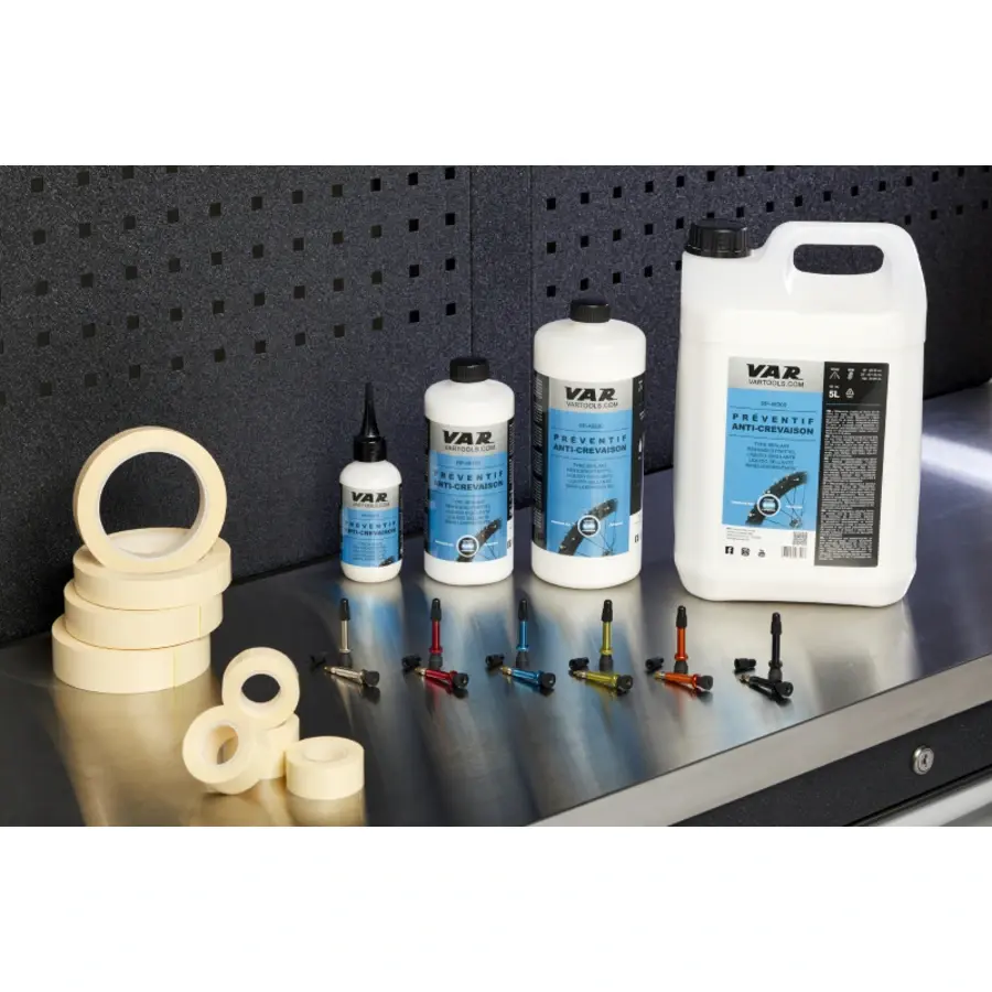 JARRO MEDIDOR GRADUADO VAR PARA LÍQUIDO TUBELESS O JARRO MEDIDOR GRADUADO VAR PARA LÍQUIDO TUBELESS tem capacidade de 500ml e graduação específica para dosear a quantidade de selante de pneus.