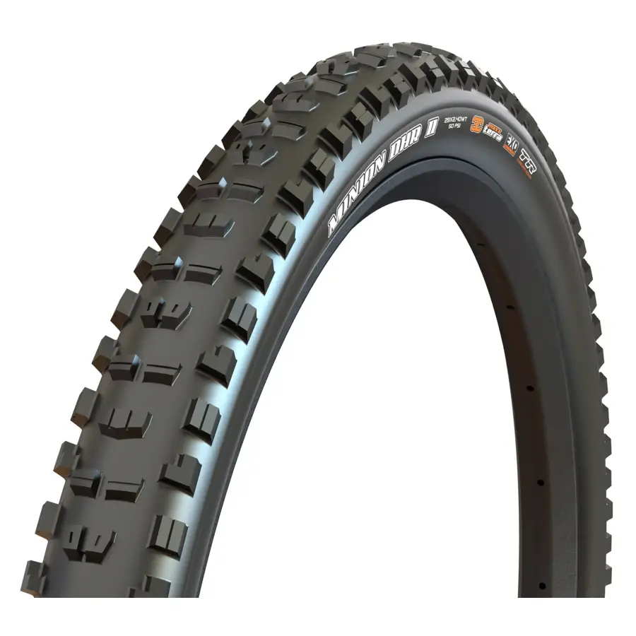 O PNEU MAXXIS MINION DHR II 26X2.40 DH 60X2TPI ARAME com tacos laterais emprestados do lendário Minion DHF, mas ampliados para fornecer mais suporte, os cantos do DHR II são como nenhum outro.