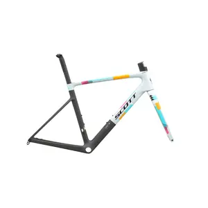 O Quadro SCOTT Addict RC Team Replica tem Quadro em Carbono HMX, Forqueta em Carbono HMX e Espigão Syncros SP-R101-CF em Carbono.