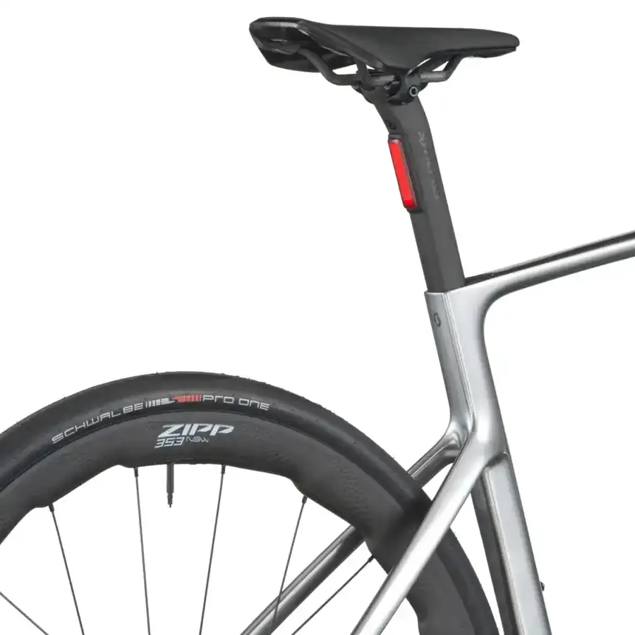 A Bicicleta Elétrica SCOTT Fastlane Premium tem bateria interna até 290 Wh, Quadro em Carbono HMX e transmissão Shimano Dura Ace Di2 Disc 24 VL.