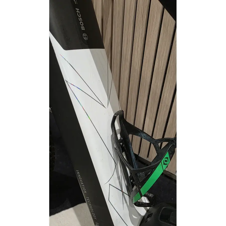 A Bicicleta SCOTT Patron eRIDE 900 Tuned INT Serviço tem Bosch CX até 750Wh e Quadro em Carbono.