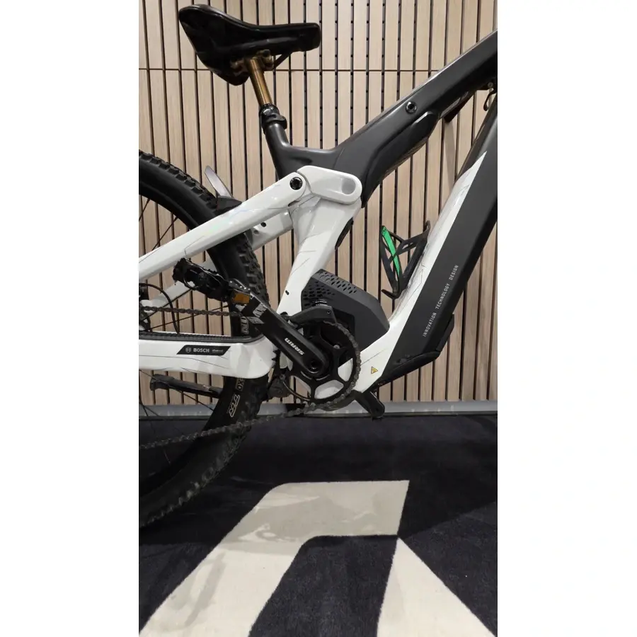 A Bicicleta SCOTT Patron eRIDE 900 Tuned INT Serviço tem Bosch CX até 750Wh e Quadro em Carbono.