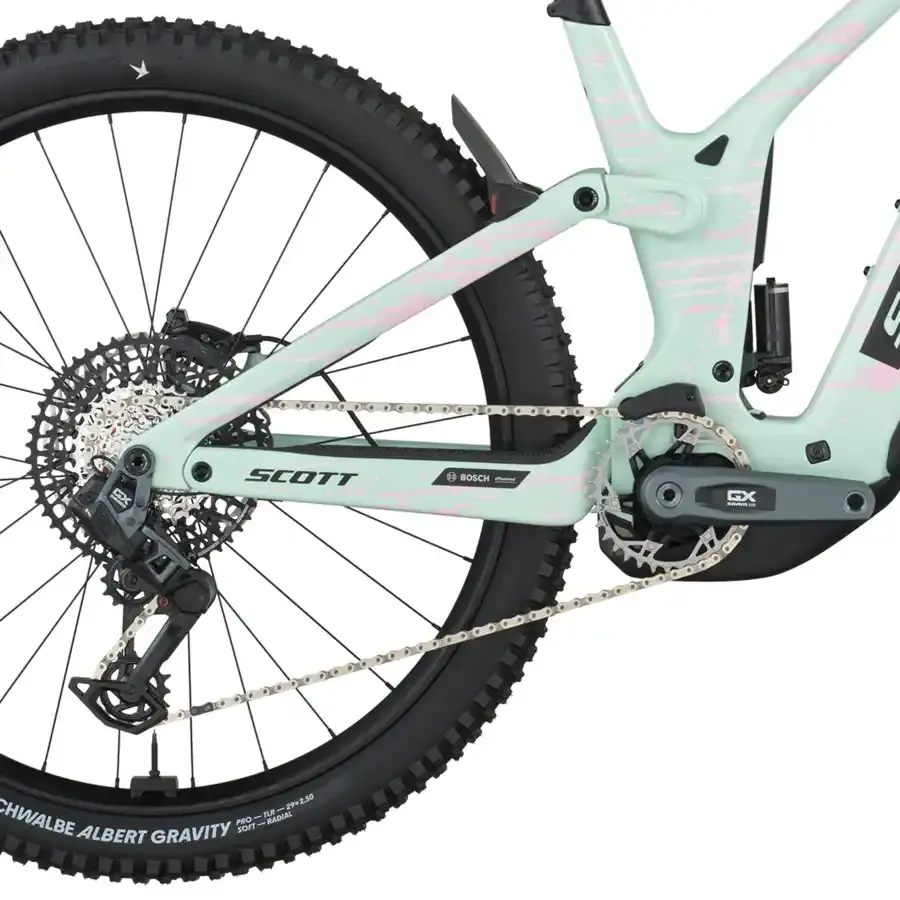 A Bicicleta Elétrica SCOTT Patron ST 900 Tuned tem Quadro em Carbono, Transmissão Shimano Deore 12 VL e Motor Bosch CX-R com bateria até 800Wh.