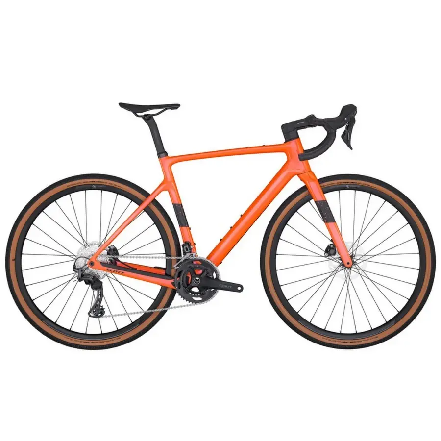 A Bicicleta SCOTT Addict Gravel 40 Orange tem Quadro em Carbono HMF, Forqueta Addict Gravel Disc HMF e Shimano GRX RX820/610 Disc de 24VL.