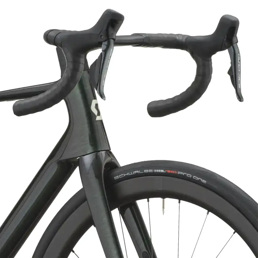 BICICLETA SCOTT ADDICT PREMIUM SCOTT ADDICT PREMIUM: estrada de performance com foco em leveza e eficiência, para subir forte, acelerar cedo e manter velocidade em ritmo alto.