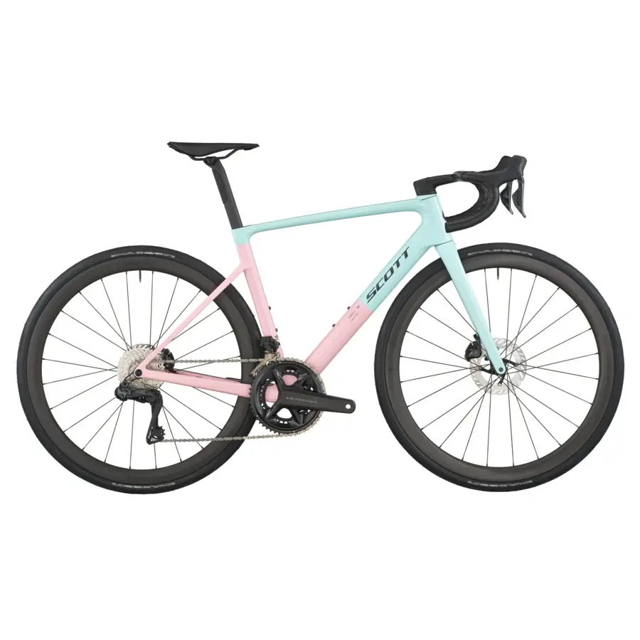 A Bicicleta SCOTT Addict RC 10 eleva o desempenho com o seu Quadro Addict RC em Carbono HMX e Transmissão Shimano Ultegra Di2 Disc 24 VL.