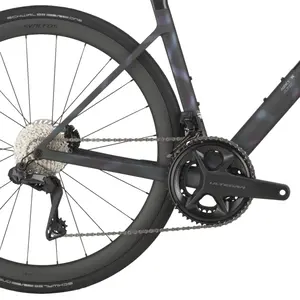 A Bicicleta SCOTT Addict RC 10 eleva o desempenho com o seu Quadro Addict RC em Carbono HMX e Transmissão Shimano Ultegra Di2 Disc 24 VL.