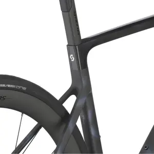 A Bicicleta SCOTT Addict RC 10 eleva o desempenho com o seu Quadro Addict RC em Carbono HMX e Transmissão Shimano Ultegra Di2 Disc 24 VL.
