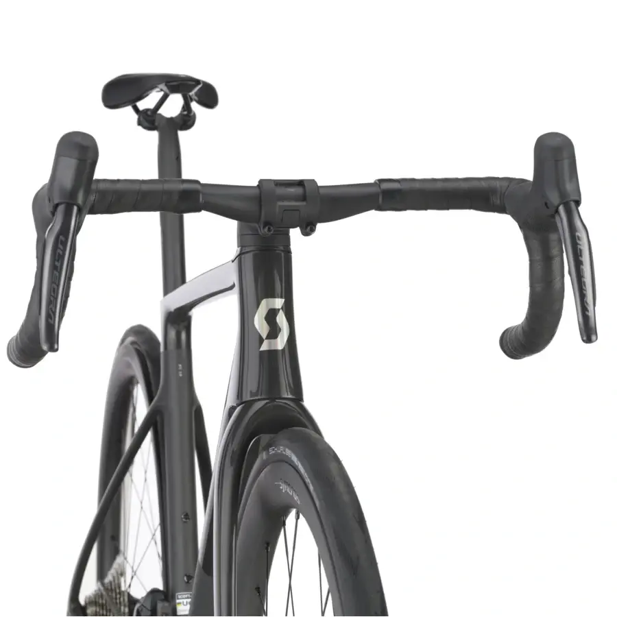 A Bicicleta SCOTT Addict RC 20 eleva o desempenho com o seu Quadro Addict RC em Carbono HMX e Transmissão Shimano Ultegra Di2 Disc 24 VL.
