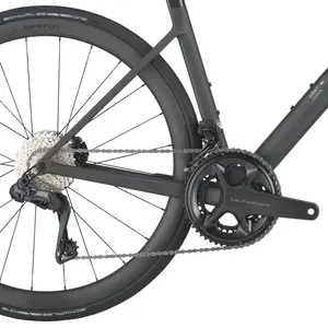 A Bicicleta SCOTT Addict RC 20 eleva o desempenho com o seu Quadro Addict RC em Carbono HMX e Transmissão Shimano Ultegra Di2 Disc 24 VL.