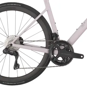 A Bicicleta SCOTT Addict RC 20 eleva o desempenho com o seu Quadro Addict RC em Carbono HMX e Transmissão Shimano Ultegra Di2 Disc 24 VL.