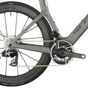 A Bicicleta SCOTT Foil RC Ultimate tem Quadro em Carbono HMX SL e transmissão SRAM RED AXS Disc 24 VL.