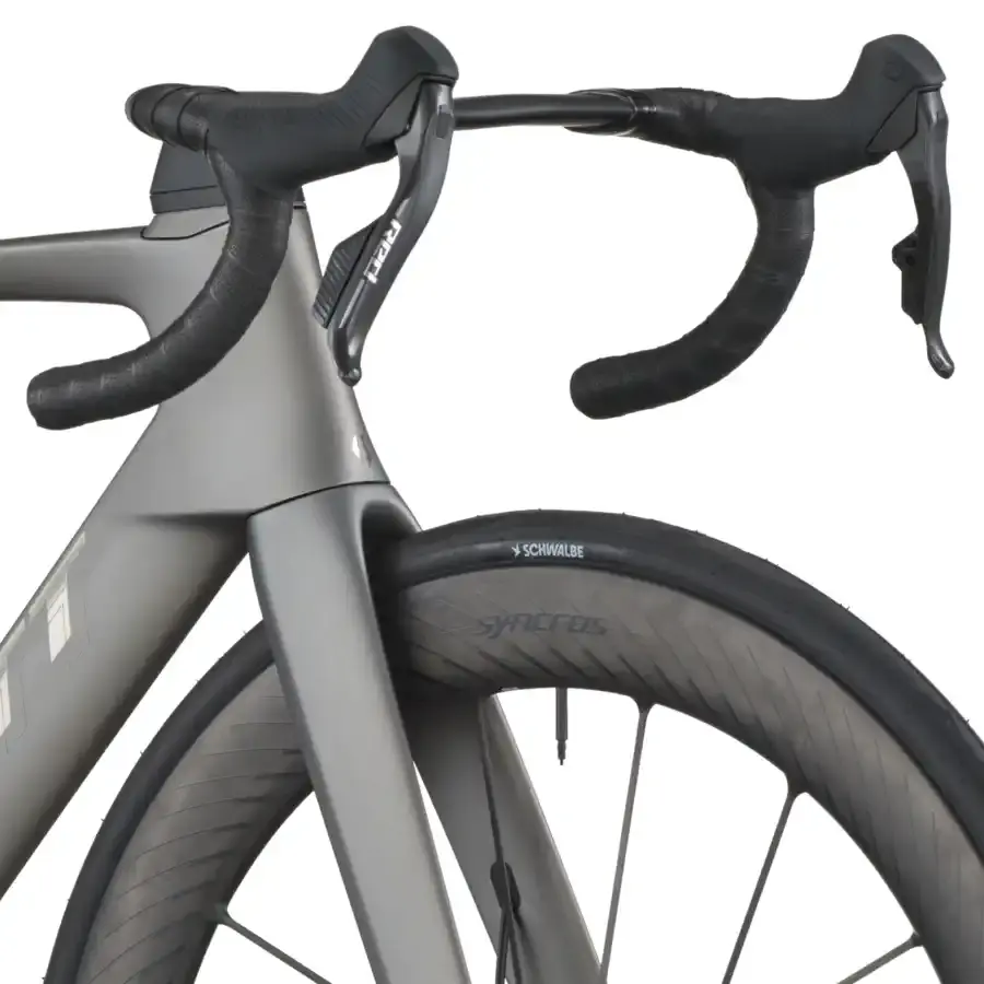 A Bicicleta SCOTT Foil RC Ultimate tem Quadro em Carbono HMX SL e transmissão SRAM RED AXS Disc 24 VL.