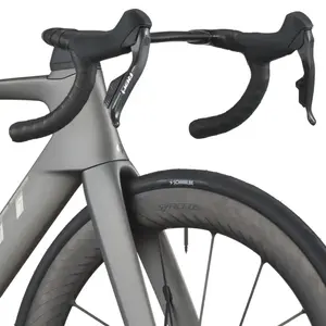 A Bicicleta SCOTT Foil RC Ultimate tem Quadro em Carbono HMX SL e transmissão SRAM RED AXS Disc 24 VL.