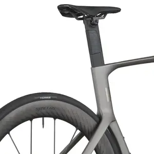 A Bicicleta SCOTT Foil RC Ultimate tem Quadro em Carbono HMX SL e transmissão SRAM RED AXS Disc 24 VL.