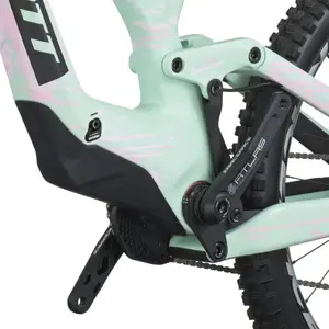 BICICLETA SCOTT GAMBLER RC A Bicicleta SCOTT Gambler RC tem Quadro Gambler Carbono HMX, FOX 40 Factory Float, FOX DH X2 Factory e SRAM X01 DH/RF Atlas 7 VL.