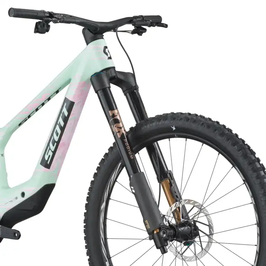 A Bicicleta SCOTT Ransom 900 RC tem Quadro Carbono HMX, FOX Podium Factory e SRAM X0 AXS 12 VL.