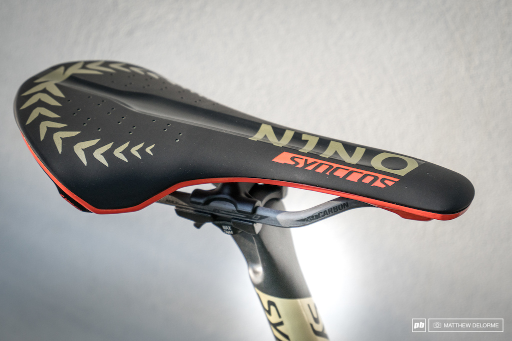 Schurter usa selins Syncros na época 2017, com excelentes toques de personalização.