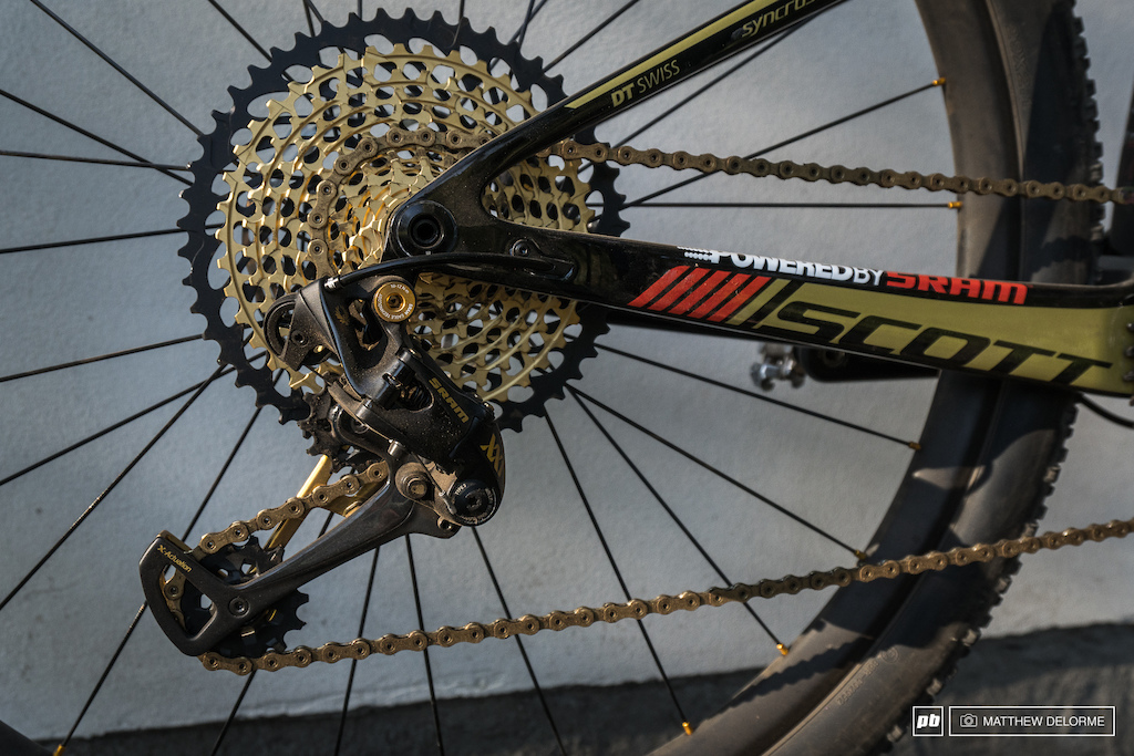 A transmissão fica a cabo do sistema SRAM Eagle XX1.